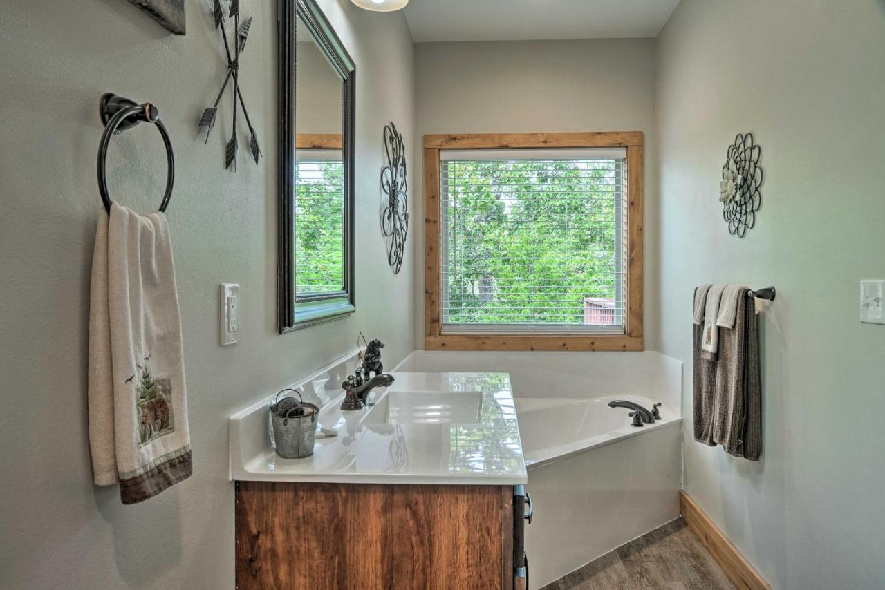Branson West Cabin With Pool Access And Golfing Bagian luar foto